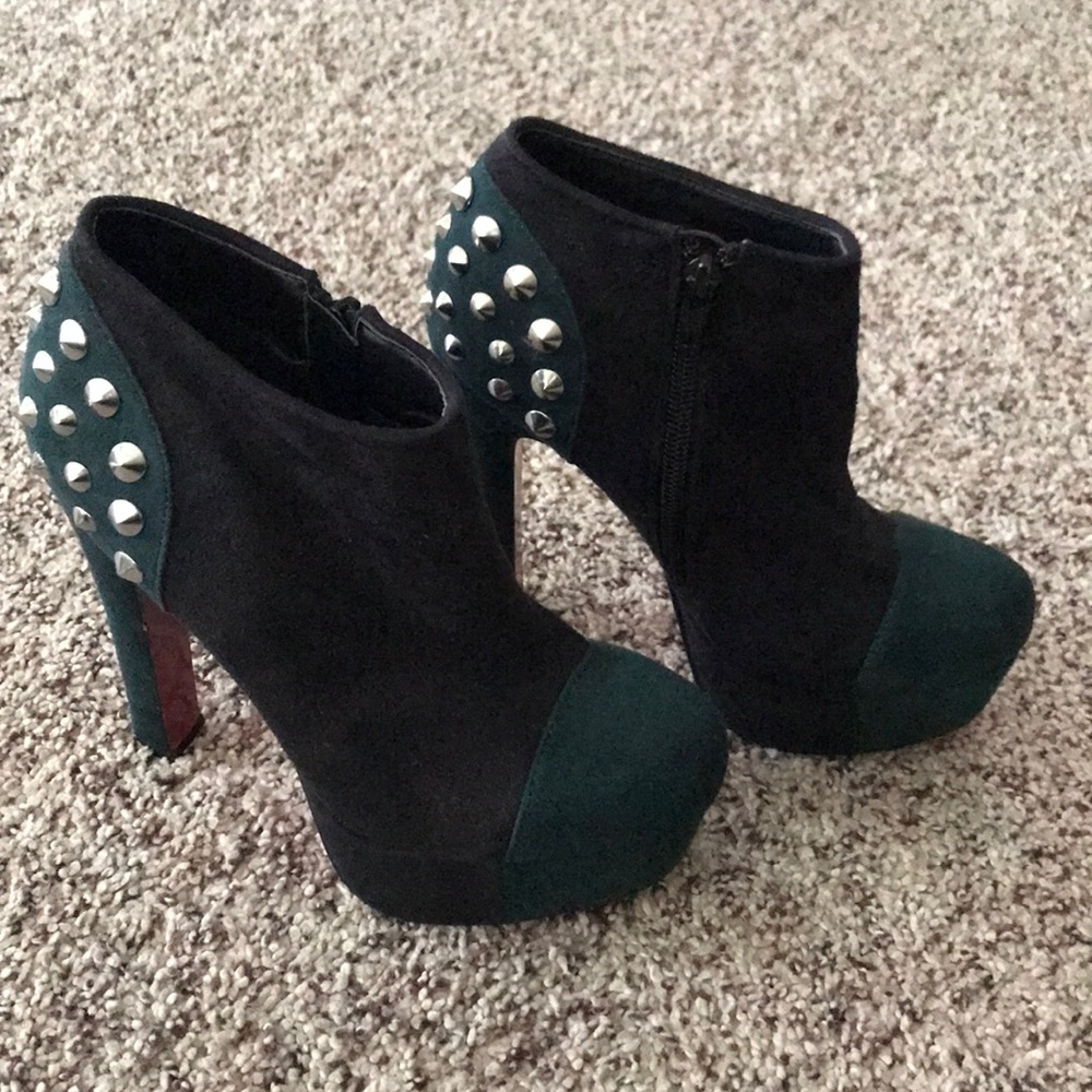 4” green & black suede heels 👠